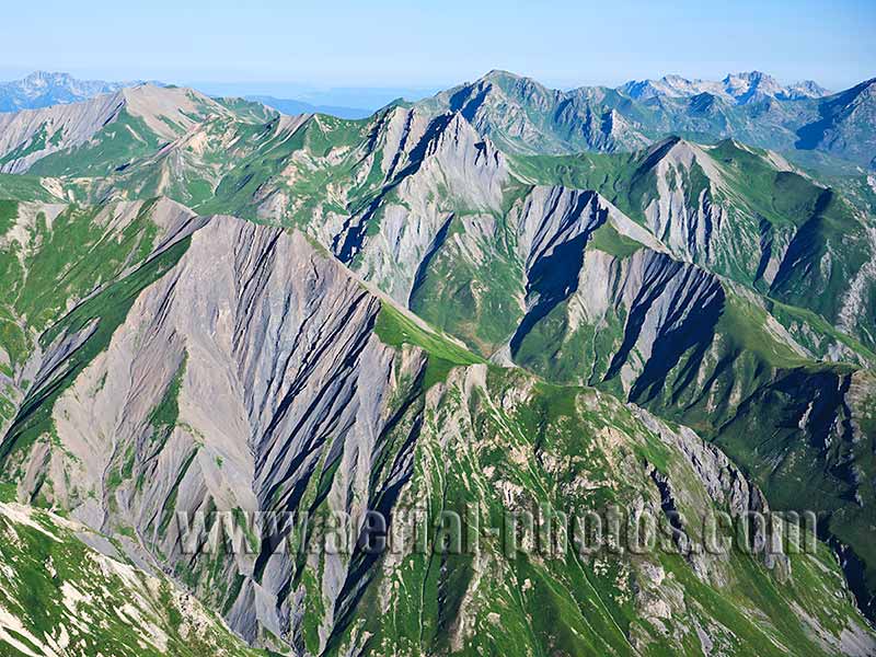 Aerial view. Photo of meadows and ravines. Les Belleville, Savoie, Auvergne-Rhône-Alpes, France. Vue aérienne.