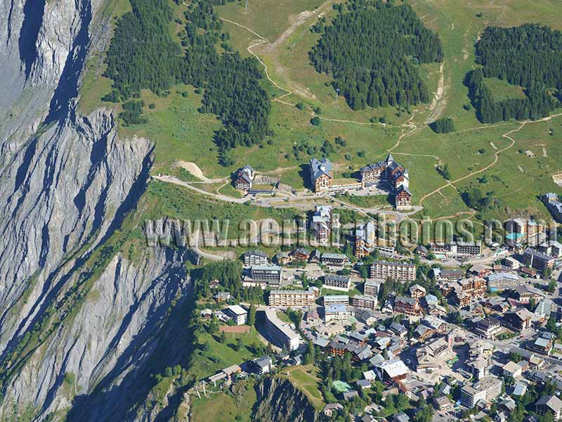 Aerial view. Photo of Les Deux Alpes, Oisans, Auvergne-Rhône-Alpes, France. Vue aérienne.