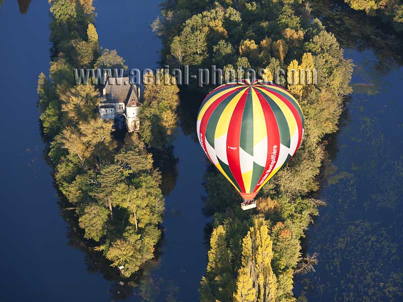 AERIAL VIEW photo of Hot Air Balloon above the Cher River, Centre, France. VUE AERIENNE, Montgolfière au-dessus de la Rivière le Cher.