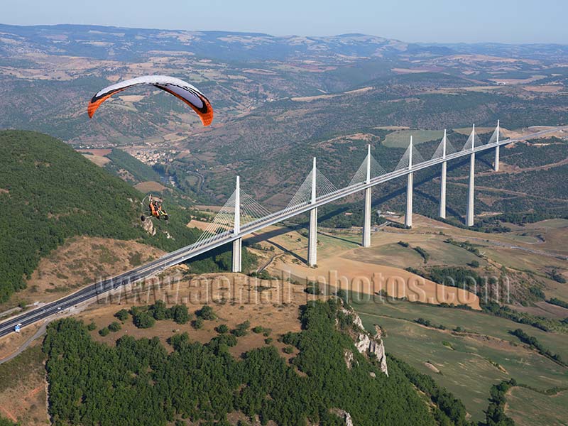 AERIAL VIEW photo of a paramotor near Millau viaduct, Aveyron, Midi-Pyrénées, Occitanie, France. VUE AERIENNE paramoteur proche du viaduc de Millau.