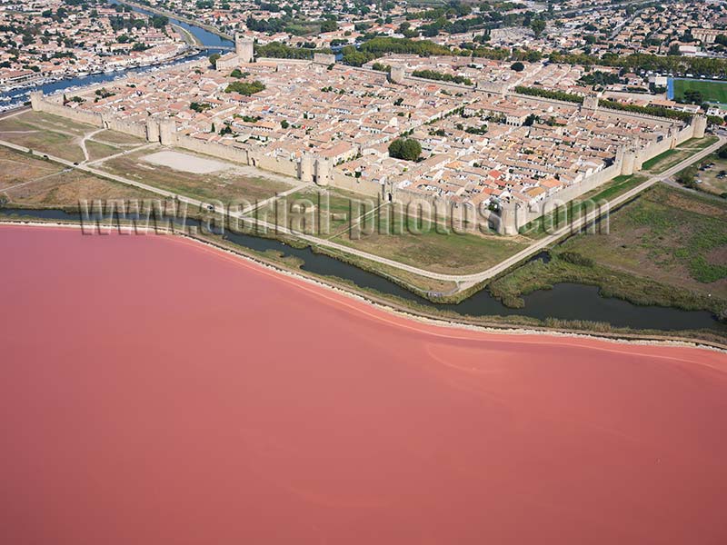 AERIAL VIEW photo of flamingos in flight, Aigues-Mortes, Gard, Languedoc-Roussillon, Occitanie, France. VUE AERIENNE flamants roses en vol.