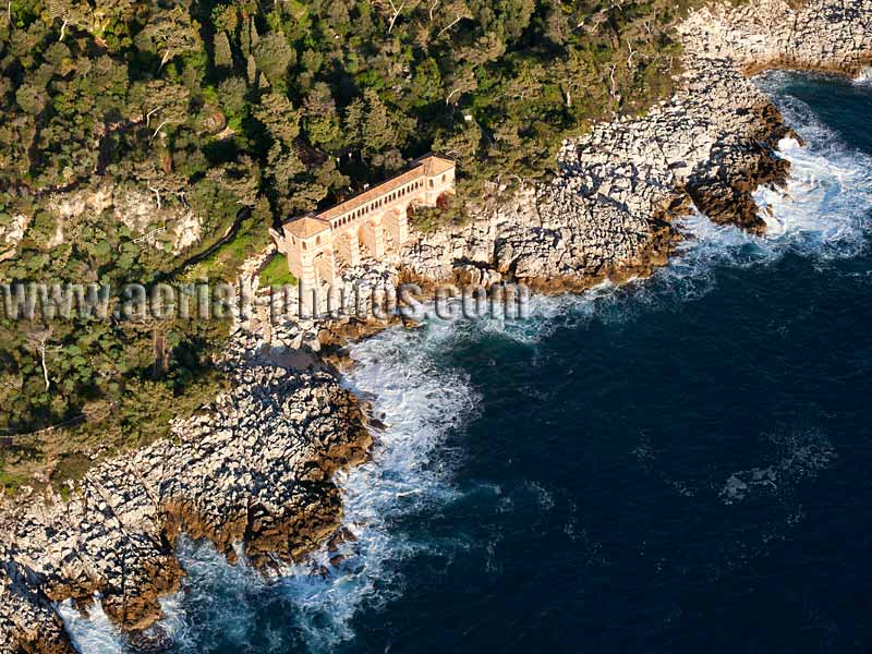 Aerial view of Villa Cypris on the rocky coast of the French Riviera. Vue aérienne.