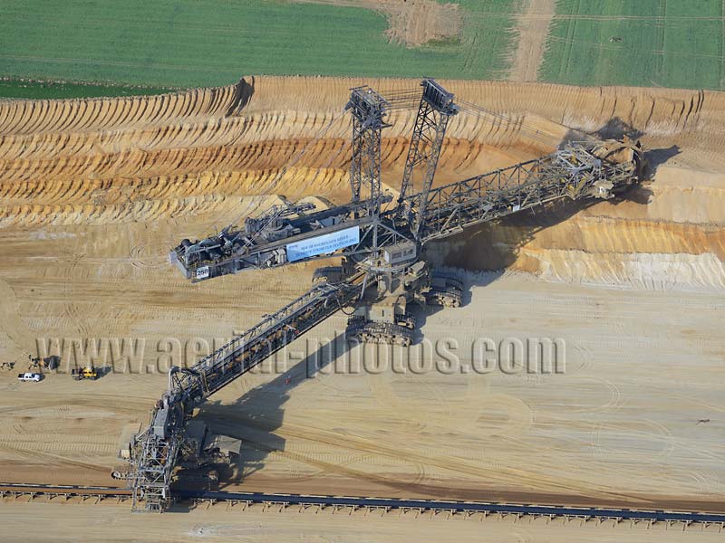 AERIAL VIEW photo of a bucket-wheel excavator, Garzweiler coal mine, North Rhine-Westphalia, Germany. LUFTAUFNAHME luftbild, schaufelradbagger, Tagebau, Nordrhein-Westfalen, Deutschland.