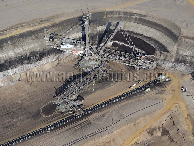 AERIAL VIEW photo of bucket-wheel excavator, Garzweiler coal mine, North Rhine-Westphalia, Germany. LUFTAUFNAHME luftbild, schaufelradbagger, Tagebau, Nordrhein-Westfalen, Deutschland.