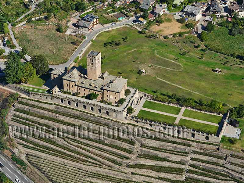 Aerial view of Sarre Castle, Aosta Valley, Italy. VEDUTA AEREA foto, Valle d'Aosta, Italia.