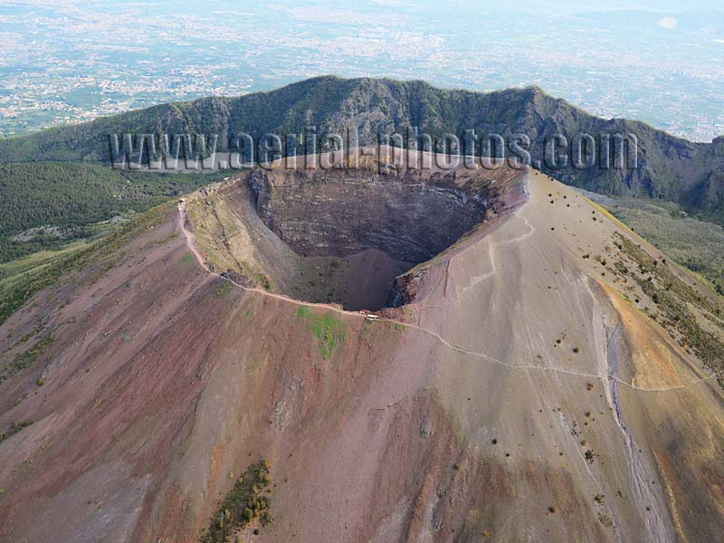 Aerial view of Mount Vesuvius crater and Mount Somma, Campania, Italy. VEDUTA AEREA foto, Monte Vesuvio.