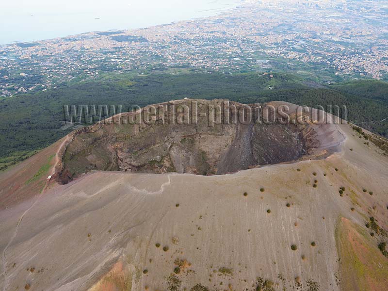 Aerial view of Mount Vesuvius overlooking Naples, Pompeii, Campania, Italy. VEDUTA AEREA foto, Monte Vesuvio, Napoli, Italia.