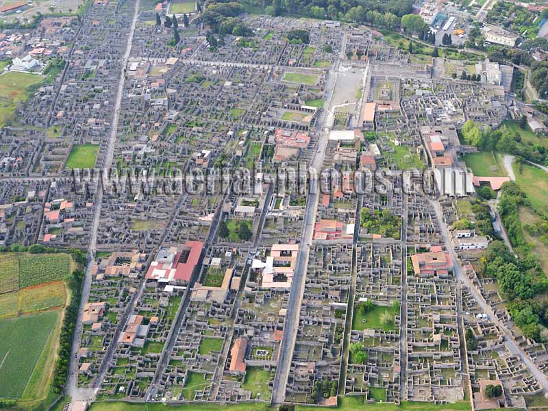 Aerial view of ruins, Pompeii, Naples, Campania, Italy. VEDUTA AEREA foto, Pompei, Napoli, Italia.