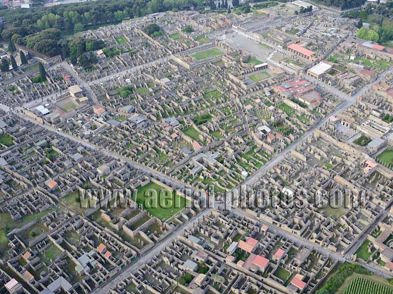 Aerial view of an archeological site, Pompeii, Naples, Campania, Italy. VEDUTA AEREA foto, Pompei, Italia.