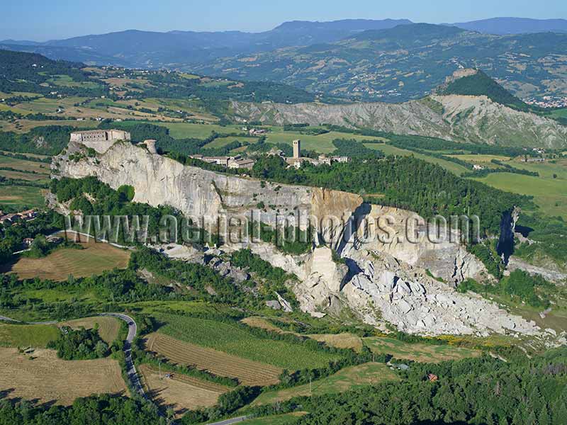 AERIAL VIEW photo of the San Leo Fortress, Emilia-Romagna, Italy. VEDUTA AEREA foto, Forte di San Leo, Italia.