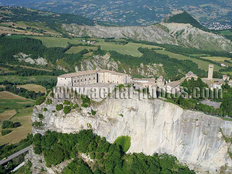 AERIAL VIEW photo of the San Leo Fortress, Emilia-Romagna, Italy. VEDUTA AEREA foto, Forte di San Leo, Italia.