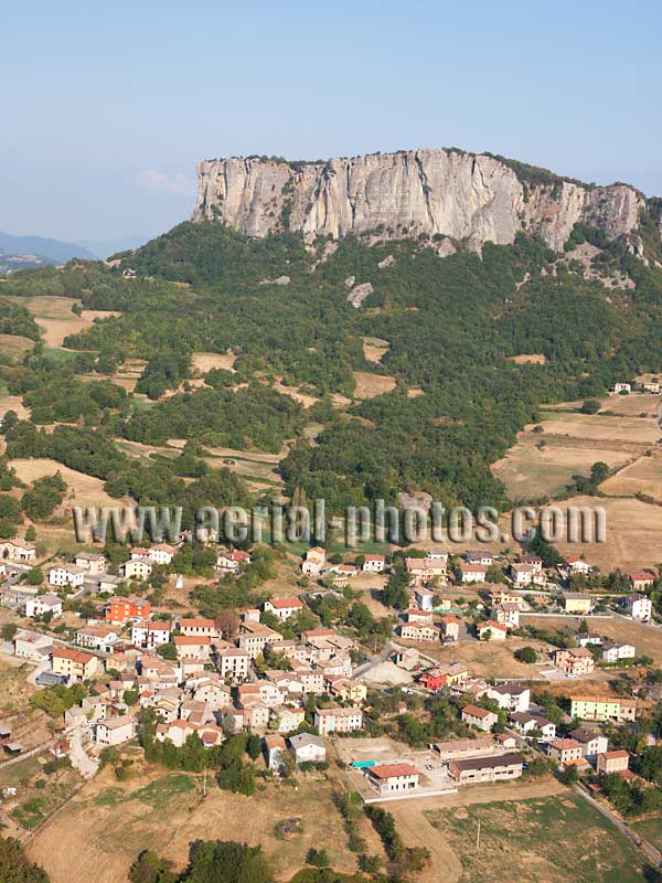 AERIAL VIEW photo of Pietra di Bismantova, Castelnovo ne' Monti, Emilia-Romagna, Italy. VEDUTA AEREA foto, Italia.