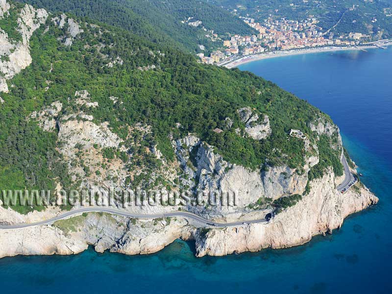 Aerial view, Strada Statale 1 Via Aurelia, Capo Noli, Liguria, Italy. VEDUTA AEREA foto, Italia.