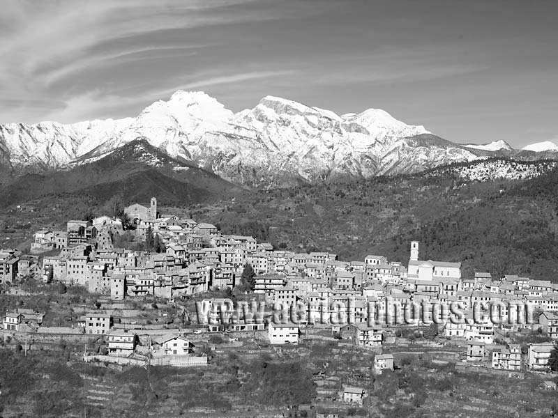 AERIAL VIEW photo of a hilltop village, Bajardo, Liguria, Italy. VEDUTA AEREA foto, Borgo Arroccato, Italia.