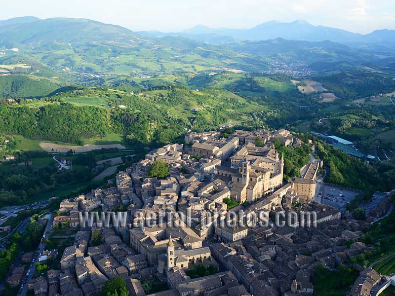 AERIAL VIEW city of Urbino, Marche, Italy. VEDUTA AEREA foto, Italia.