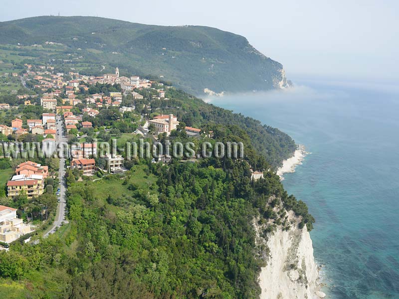 AERIAL VIEW of Sirolo, a clifftop village, Marche, Italy. VEDUTA AEREA foto, Italia.