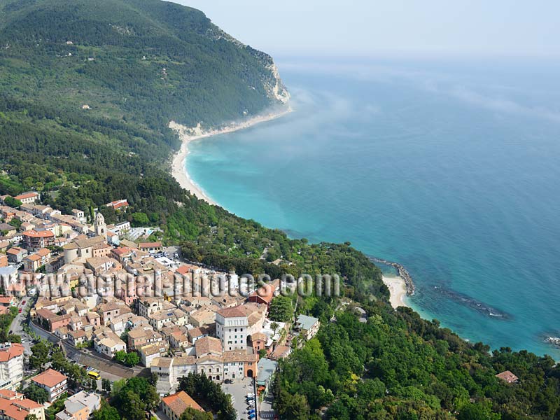 AERIAL VIEW of Sirolo, Marche, Italy. VEDUTA AEREA foto, Italia.