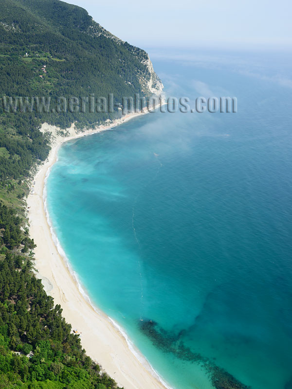 AERIAL VIEW of a bay, Sirolo, Marche, Italy. VEDUTA AEREA foto, Baia, Italia.