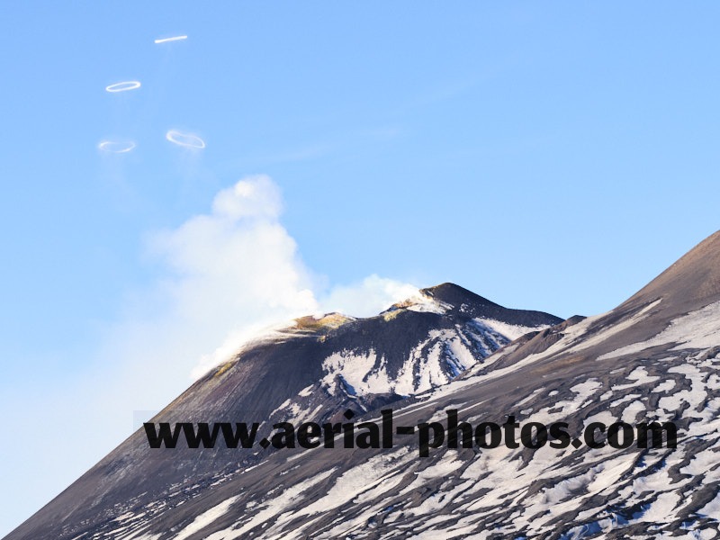 Aerial view, Mount Etna's smoke rings, Sicily, Italy. VEDUTA AEREA foto, Monte Etna, Italia.