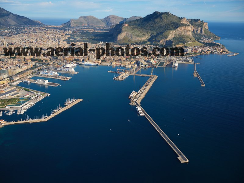 Aerial view, The harbor of Palermo and Mount Pellegrino, Italy. VEDUTA AEREA foto, Sicilia, Italia.