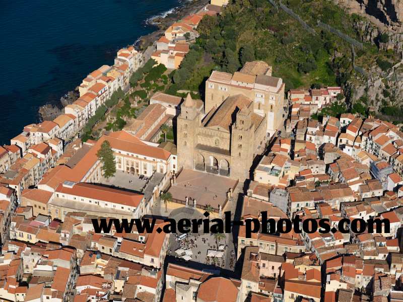 AERIAL VIEW photo of the cathedral of Cefalù, Sicily, Italy. VEDUTA AEREA foto, Sicilia, Italia.