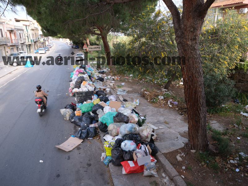 AERIAL VIEW of trash in Palermo, Sicily, Italy. VEDUTA AEREA foto, Sicilia, Italia.