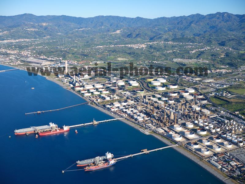 AERIAL VIEW of the Milazzo Refinery on the Tyrrhenian shores, Sicily, Italy. VEDUTA AEREA foto, Sicilia, Italia.