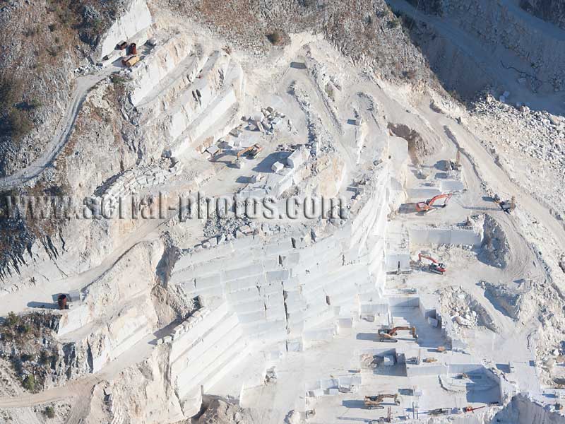 AERIAL VIEW of a marble quarry, Carrara, Tuscany, Italy. VEDUTA AEREA foto, Cava di Marmo, Toscana, Italia.