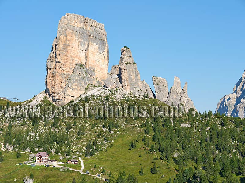 AERIAL VIEW of Cinque Torri, Dolomites, Veneto, Italy. VEDUTA AEREA foto, Italia.