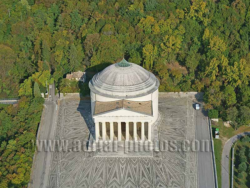 AERIAL VIEW of Temple Canoviano, Veneto, Italy. VEDUTA AEREA foto.