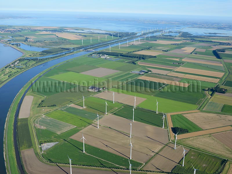 Luchtfoto: Bouwland & Windturbine, Noord-Brabant, Nederland. AERIAL VIEW photo of farmland and wind turbines, North Brabant, Netherlands. LUCHTFOTO bouwland, windturbine, Noord-Brabant, Nederland.