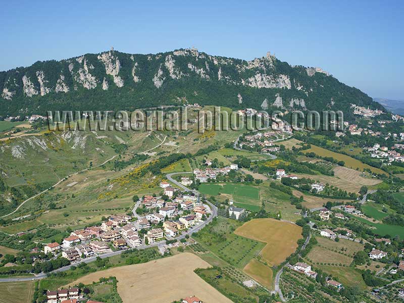 Veduta aerea: Monte Titano (739m slm). Repubblica di San Marino AERIAL VIEW photo of the Republic of San Marino. VEDUTA AEREA foto, Repubblica di San Marino, Monte Titano.