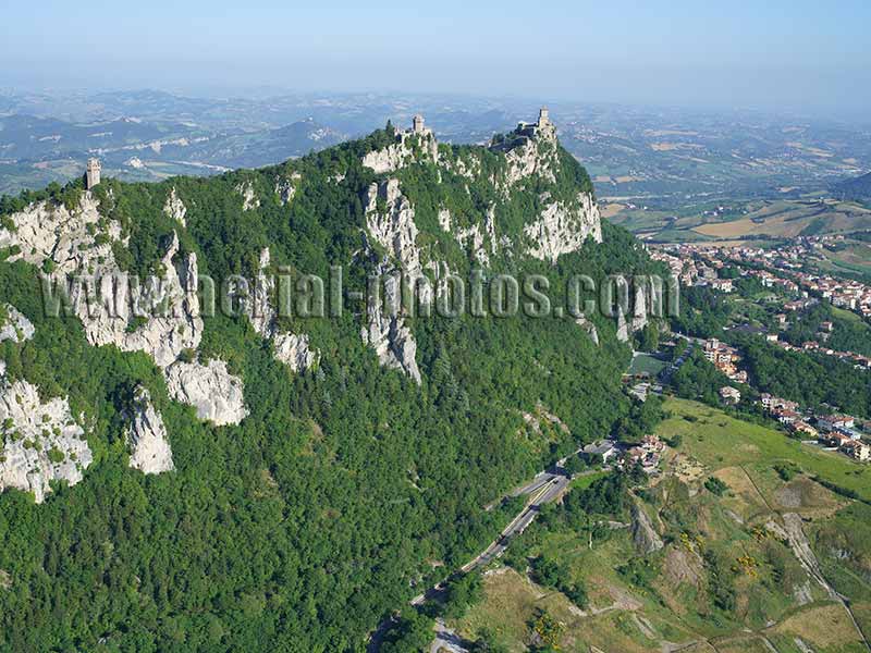 Veduta aerea: Le Tre Torri (Montale, Cesta, Guaita). Repubblica di San Marino AERIAL VIEW photo of the Republic of San Marino. VEDUTA AEREA foto, Repubblica di San Marino.