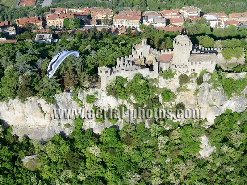 Veduta aerea: paramotore volare sopra il Castello di Cesta, Monte Titano (739m slm). Repubblica di San Marino AERIAL VIEW photo of a paramotor, Republic of San Marino. VEDUTA AEREA foto, paramotore, Repubblica di San Marino.