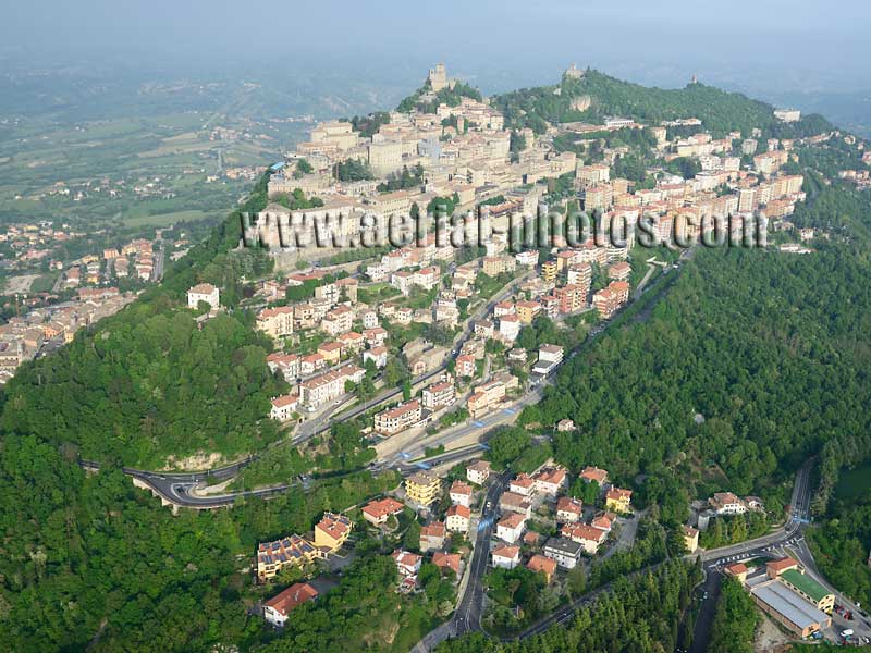 Veduta aerea: città vecchia. Repubblica di San Marino AERIAL VIEW photo of the Old Town, Republic of San Marino. VEDUTA AEREA foto, città vecchia, Repubblica di San Marino.