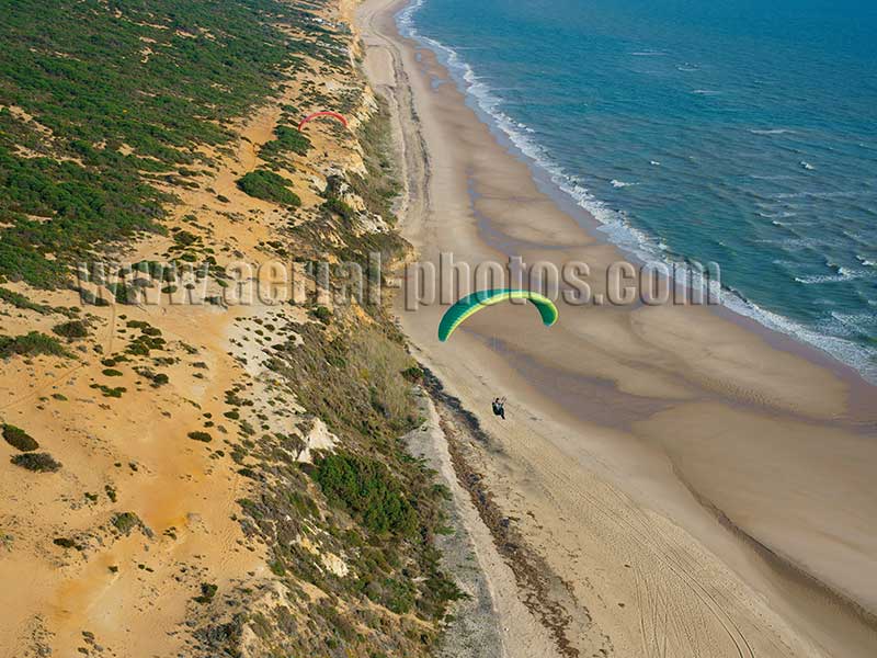 Vista aerea: parapente. Playa de Matalascañas, Andalucía, España. AERIAL VIEW photo of a paraglider, Matalascañas Beach, Andalusia, Spain. VISTA AEREA parapente, Andalucía, España.