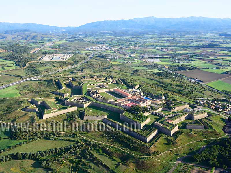 Vista aerea: Castillo de San Fernando, Figueres, Costa Brava, Cataluña, España. AERIAL VIEW photo of Sant Ferran Castle, Figueres, Catalonia, Spain. VISTA AEREA, Castillo de San Fernando, Cataluña, España.