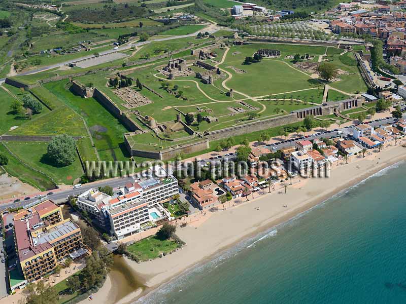 Vista aerea: Roses, Costa Brava, Cataluña, España. AERIAL VIEW photo of Fortress, Roses, Costa Brava, Catalonia, Spain. VISTA AEREA, Roses, Costa Brava, Cataluña, España.