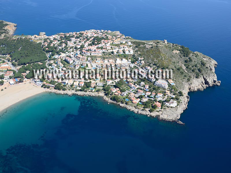Vista aerea: Peninsula, L'Escala, Costa Brava, Cataluña, España. AERIAL VIEW photo of a peninsula, L'Escala, Costa Brava, Catalonia, Spain. VISTA AEREA, Cataluña, España.