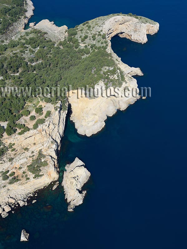Vista aerea: Acantilado, Punta del Milà, L'Escala, Costa Brava, Cataluña, España. AERIAL VIEW photo of a cliff, L'Escala, Costa Brava, Catalonia, Spain. VISTA AEREA, Acantilado, Cataluña, España.