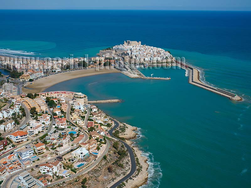 Vista aerea: Peñíscola, Costa del Azahar, Comunidad Valenciana, España. AERIAL VIEW photo of Peniscola, Valencian Community, Spain. VISTA AEREA, Peñíscola, Costa del Azahar, Comunidad Valenciana, España.