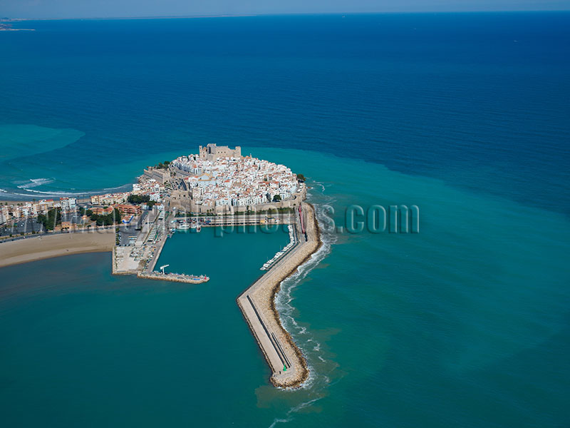 Vista aerea: Peñíscola, Costa del Azahar, Comunidad Valenciana, España. AERIAL VIEW photo of Peniscola, Valencian Community, Spain. VISTA AEREA, Peñíscola, Costa del Azahar, Comunidad Valenciana, España.