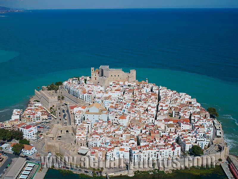 Vista aerea: Peñíscola, Costa del Azahar, Comunidad Valenciana, España. AERIAL VIEW photo of Peniscola, Valencian Community, Spain. VISTA AEREA, Peñíscola, Costa del Azahar, Comunidad Valenciana, España.