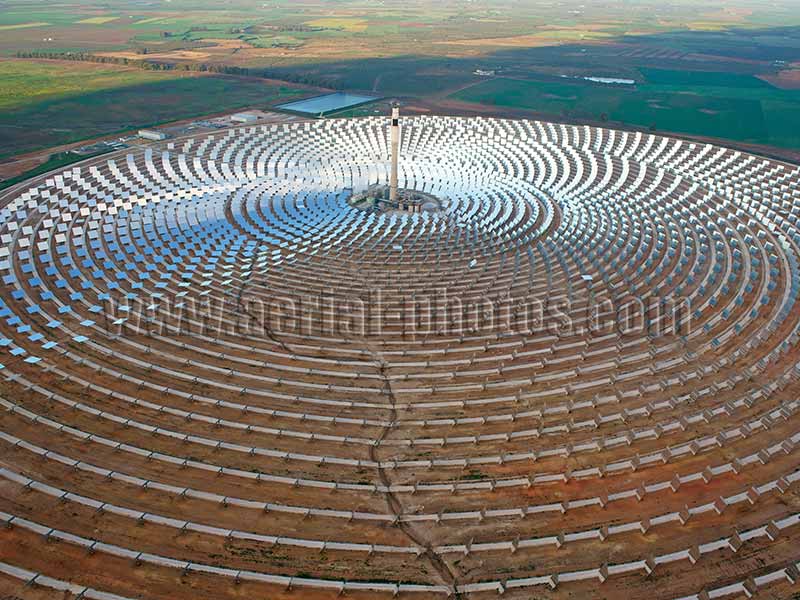 Vista aerea: energía termosolar de concentración, Fuentes de Andalucia, España. AERIAL VIEW photo of a concentrated solar power plant, Gemasolar, Andalusia, Spain. VISTA AEREA, energía termosolar de concentración, Andalucia, España.