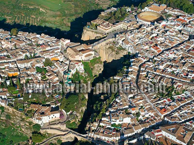 Vista aerea: ciudad de Ronda. Andalucía, España. AERIAL VIEW photo of the city of Ronda, Andalusia, Spain. VISTA AEREA Andalucía, España.