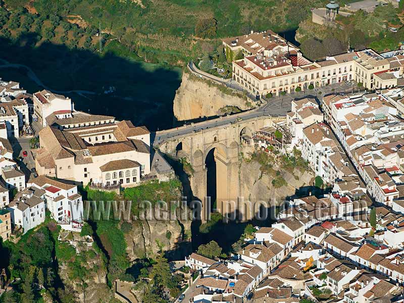 Vista aerea: ciudad de Ronda. Andalucía, España. AERIAL VIEW photo of the city of Ronda, Andalusia, Spain. VISTA AEREA Andalucía, España.
